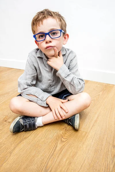 Sério menino pensando, expressando dúvidas e ideias sobre a educação — Fotografia de Stock