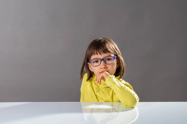 Söt tänkande barn med glasögon njuter av att tänka, tittar på kameran — Stockfoto