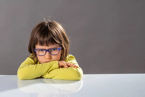 Infelice bambino pazzo con le braccia incrociate che esprime un broncio no — Foto Stock