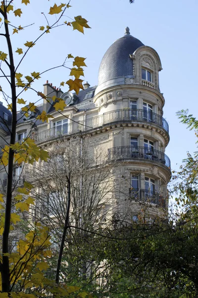 Vista do parque de Paris, edifício redondo típico de Haussmann com ardósia — Fotografia de Stock