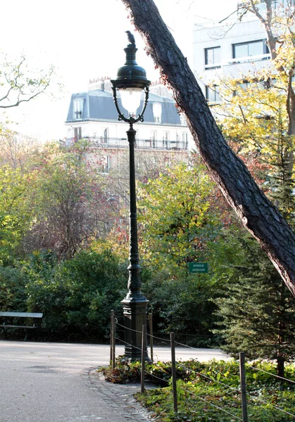 Historical street light in traditional Paris park with Haussmann buildings — Stock Photo, Image