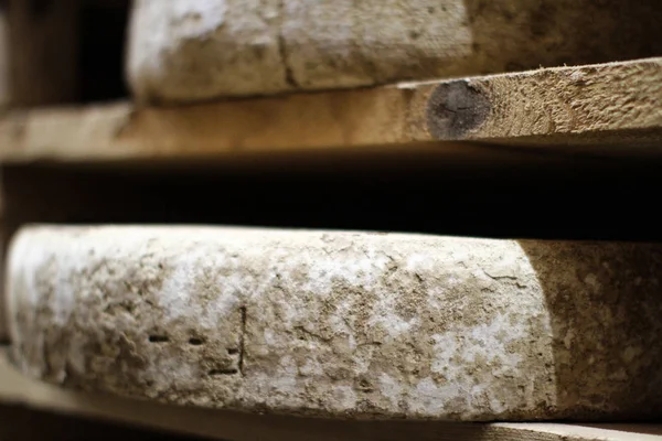 Corteza típica de la rueda de queso Comte francés envejecimiento durante meses, primer plano — Foto de Stock