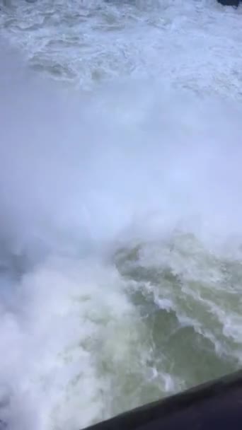 Видео Сила Природы Водопада Сильное Наводнение Реки Дубс Зимой Провоцирующее — стоковое видео