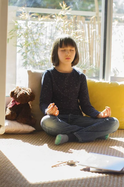 Спокійна Дитина Замку Практикує Медитативну Йогу Відпочинку Карантині Вдома Свідомістю — стокове фото