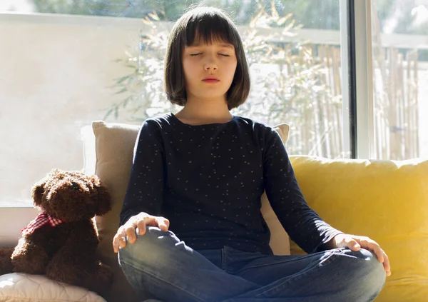Yoga Infantile Casa Bambino Respira Consapevolezza Solare Mentre Calma Isolamento — Foto Stock