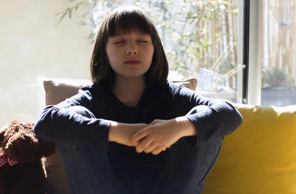 Ioga Infantil Relaxante Casa Com Ursinho Pelúcia Meditação Lockdown Covid — Fotografia de Stock