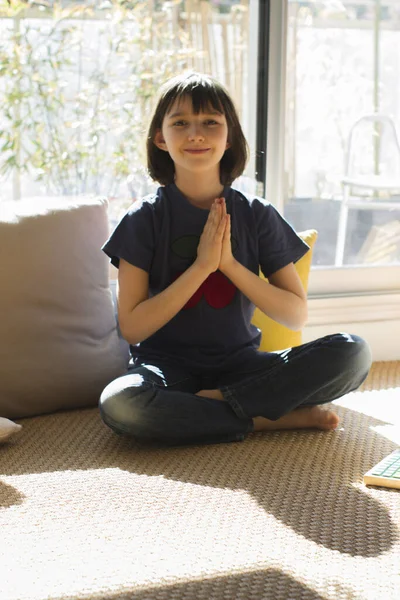 Bambino Entusiasta Godendo Namaste Mentre Praticano Benessere Yoga Felicità Benessere — Foto Stock