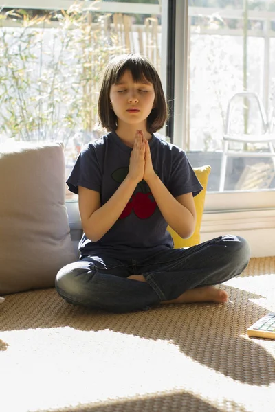 Κλειστό Παιδί Απολαμβάνοντας Την Πρακτική Της Γιόγκα Namaste Για Την — Φωτογραφία Αρχείου