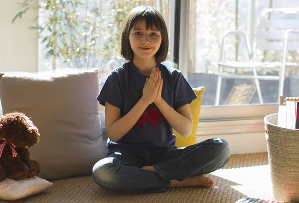 Criança Feliz Confinamento Saudável Desfrutando Namaste Enquanto Pratica Ioga Meditando — Fotografia de Stock