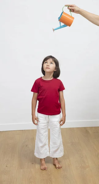 Niño Pensando Mirando Hacia Arriba Una Mano Sosteniendo Una Regadera — Foto de Stock