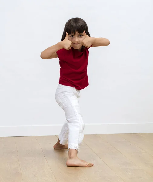 Criança Motivada Mostrando Polegar Duplo Lado Rosto Para Expressar Motivação — Fotografia de Stock