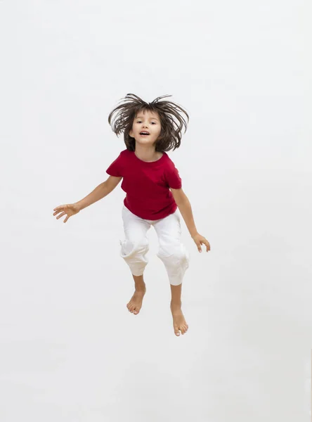 Szczęśliwe Uśmiechnięte Dziecko Skaczące Pozytywną Energią Latające Swobodnie Aby Wyrazić — Zdjęcie stockowe