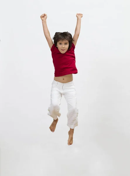 Niño Hermoso Enérgico Saltando Volando Alto Para Expresar Libertad Energía — Foto de Stock