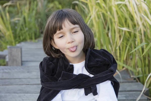 Außenporträt Eines Verspielten Frechen Kleinen Kindes Das Ein Lustiges Gesicht — Stockfoto