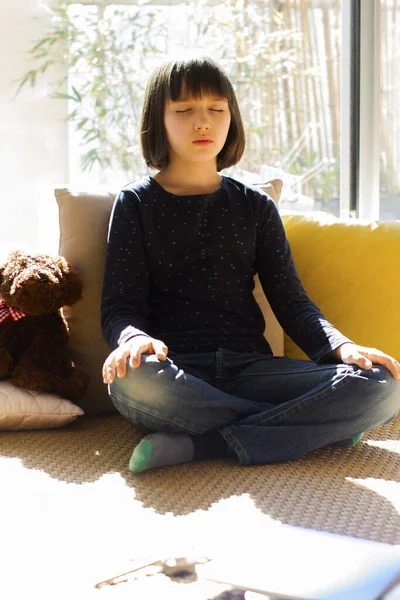 Mindfulness Criança Enquanto Confinamento Casa Surto Pandemia Vírus Para Meditação — Fotografia de Stock