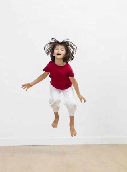 Niño Sonriente Juguetón Con Pelo Por Todas Partes Disfrutando Saltar — Foto de Stock