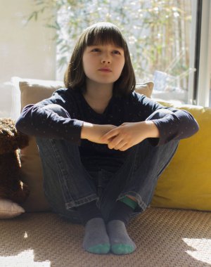 Yalnız üzgün çocuk, virüsün güneşli bir evde kapalı bir evde oturup oyuncak ayıyla evde beklediğini düşünüyor.