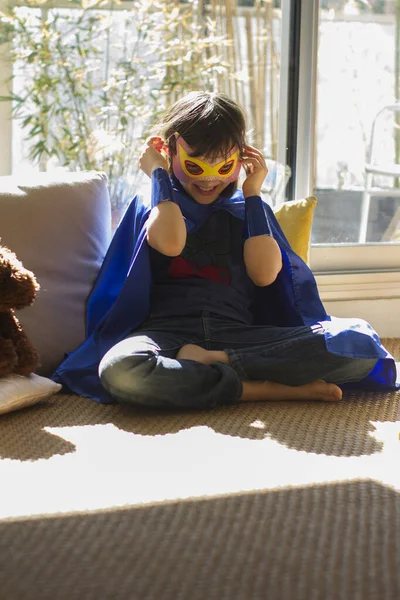 Criança Super Herói Rindo Enquanto Veste Com Máscara Capa Para — Fotografia de Stock
