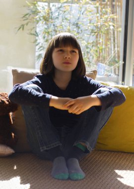 Yalnız çocuk bunalımda. Virüs güneşli bir evde hapsolurken gerçek hayatı düşünüyor.