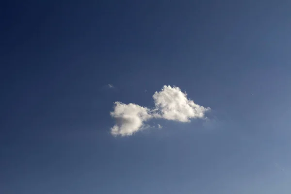 Bentuk Awan Sayap Malaikat Polusi Dan Bidang Langit Biru Bebas — Stok Foto