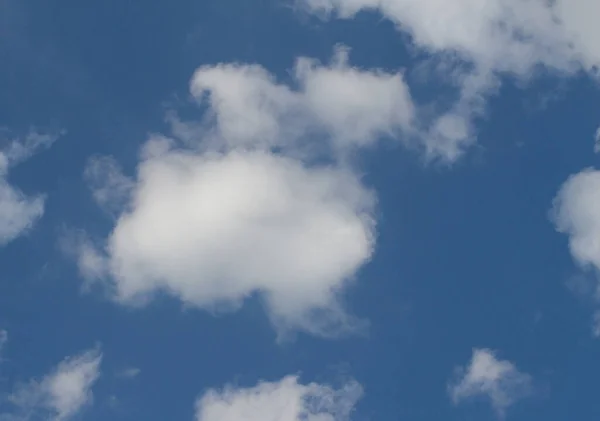 Awan Putih Yang Indah Atas Polusi Cerah Langit Biru Gratis — Stok Foto