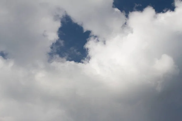 Lubang Awan Putih Besar Langit Biru Bersih Untuk Bentuk Alami — Stok Foto