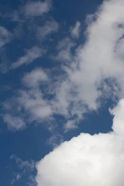 Indah Langit Biru Bersih Dengan Awan Putih Besar Sementara Polusi — Stok Foto