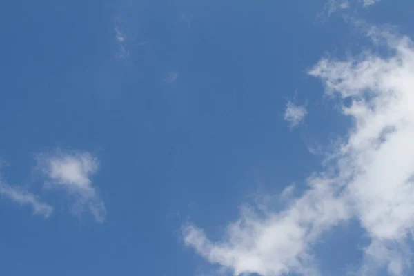 Indah Langit Biru Bersih Dengan Awan Putih Tinggi Sementara Polusi — Stok Foto
