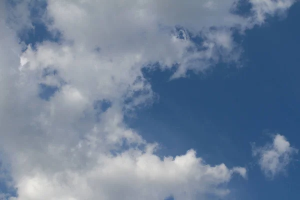 Awan Putih Besar Bersih Atas Pesawat Yang Cerah Polusi Langit — Stok Foto