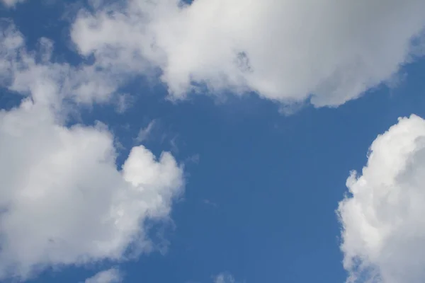 Langit Biru Bersih Dengan Awan Putih Besar Sementara Polusi Karantina — Stok Foto