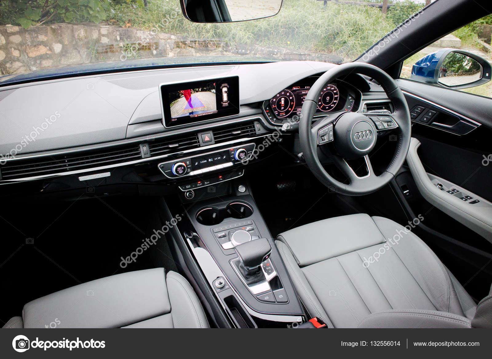 Audi A4 Avant 45 TFSI quattro Interior — Redaktionelles Stockfoto ... Audi A4 Avant 45 TFSI quattro Interior — Redaktionelles Stockfoto ...