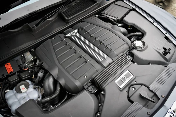 ベントレー Bentayga W12 エンジン — ストック写真