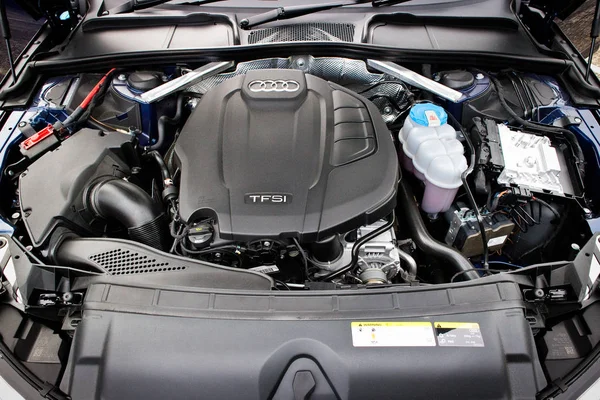 Audi A4 Avant 45 TFSI quattro Motor — Fotografia de Stock
