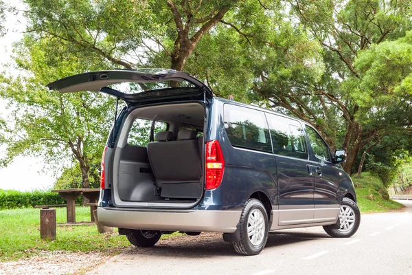 Hyundai Grand Starex coche día — Foto de Stock