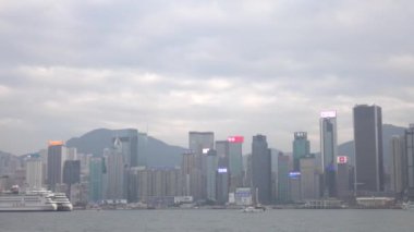 Hong Kong - 23 Aralık 2016: Star Feribotu'na yelken Victoria Harbour Hong Kong zemin olarak manzarası ile. 4k Video