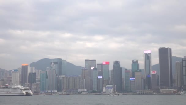 HONG KONG - DEC 23 2016 : Star Ferry navigue à travers le port de Victoria, avec comme toile de fond l'horizon de Hong Kong. Vidéo 4K — Video