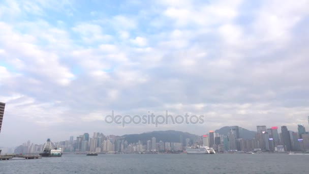HONG KONG - DIC 23 2016: Star Ferry está navegando a través del puerto de Victoria, con el horizonte de Hong Kong como telón de fondo. Vídeo 4K — Vídeos de Stock