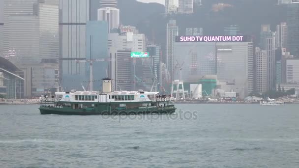 从场地的明星看明星渡轮码头。国际金融公司建设和香港岛可以看到在后台. — 图库视频影像