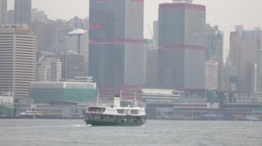 Hong Kong - 23 Aralık 2016: Star Feribotu'na yelken Victoria Harbour Hong Kong zemin olarak manzarası ile. 4k Video