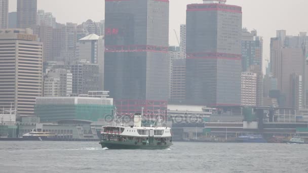 Χονγκ Κονγκ - Δεκ 23 2016: Star Ferry είναι ιστιοπλοΐα μέσω της Victoria Harbour, με τον ορίζοντα του Χονγκ-Κονγκ ως σκηνικό. 4k βίντεο — Αρχείο Βίντεο