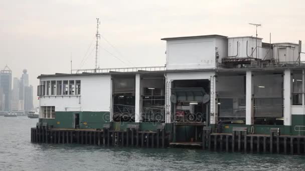 HONG KONG - DIC 23 2016: Star Ferry en el muelle de Ocean Terminal Tsim Sha Tsui. Vídeo 4K — Vídeos de Stock