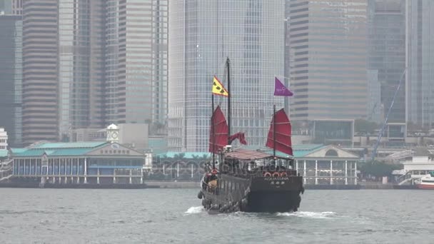 HONG KONG - DIC 23 2016: Chinese Junk Boat Motors across Hong Kong Harbour. Vídeo 4K — Vídeo de stock