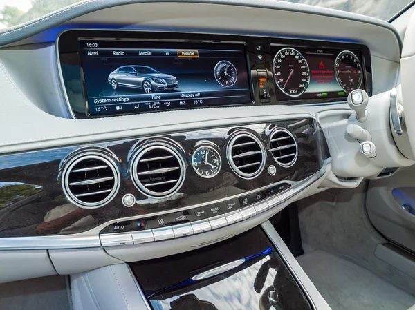 Приборная панель седана Mercedes-Benz S 500e — стоковое фото