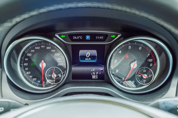 梅赛德斯-奔驰 Gla 200 仪表板 — 图库照片