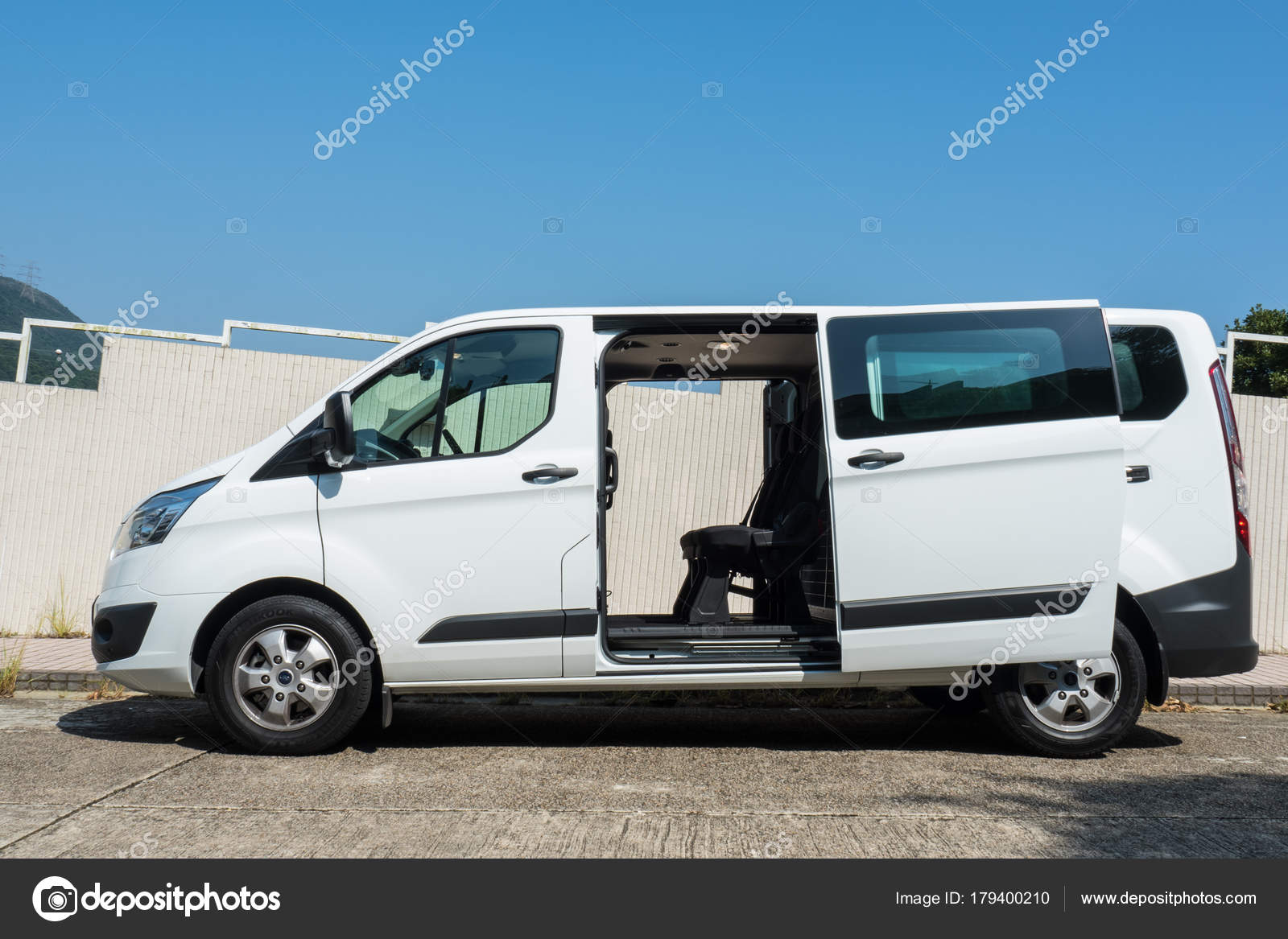 Тест-Драйв Ford Transit Auto 2017 – Стоковое Редакционное Фото.