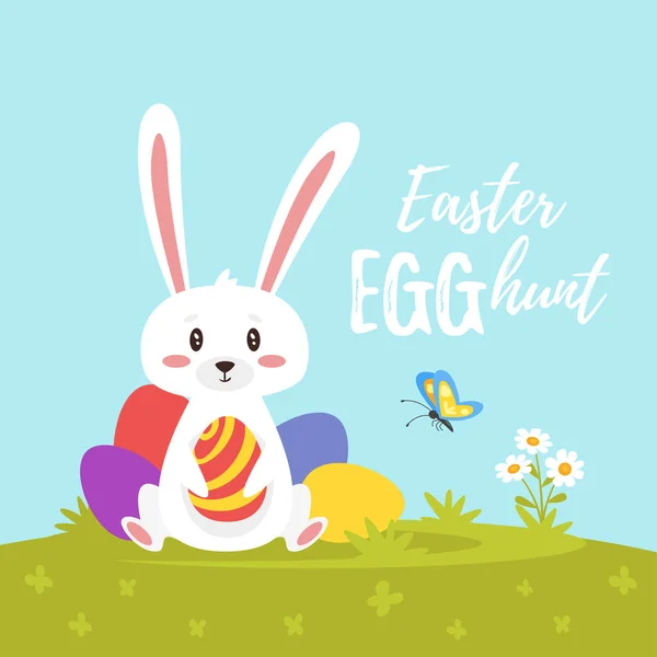 Ilustración de estilo de dibujos animados vectoriales de la tarjeta de felicitación del día de Pascua con lindo conejito sentado en el prado con una pila de huevos de colores. Texto de búsqueda de huevos de Pascua . — Vector de stock