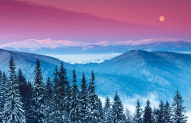 renkli kış sabahı Dağları.  