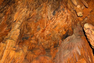 Sarkıt ve dikitler yeraltı Damlataş Mağarası içinde görünüm. Alanya. Türkiye. 