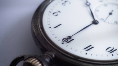  Bir gümüş cep saati görünümünü yakın çekim.  