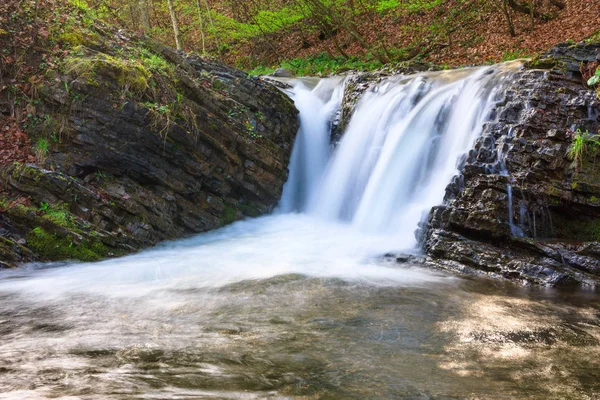 Paisagem de rio em montanhas e pequena cachoeira . — Fotografia de Stock